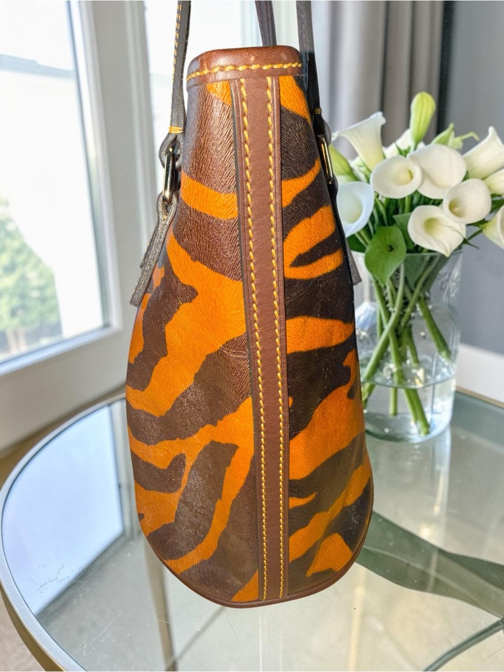 🎉🎉HOST PICK🎉🎉 RARE Dooney and Bourke Bengal tiger print North/South Bucket EUC - Picture 5 of 12